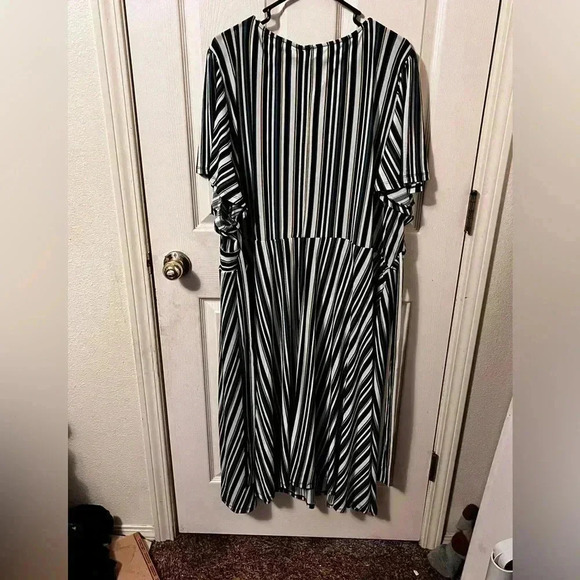 NWT Torrid Midi Dress Women 5X Stripe Crepe Studio Flutter Slv Green Tie Waist - Picture 6 of 6